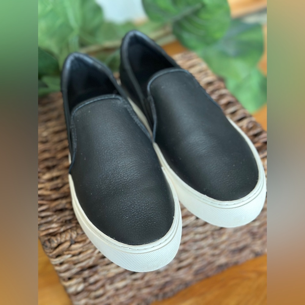 UGG women’s Black Slip-On Alameda Sneakers - leather size 8